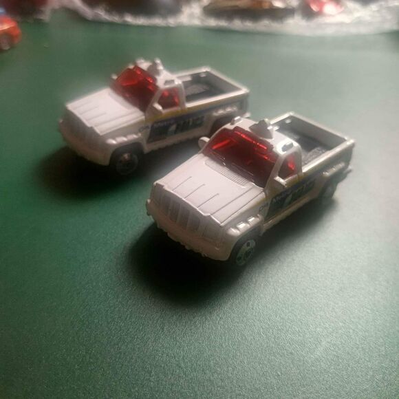 Lot of 2 Matchbox Metro Police Troop Carrier Pickup Trucks - Picture 1 of 7